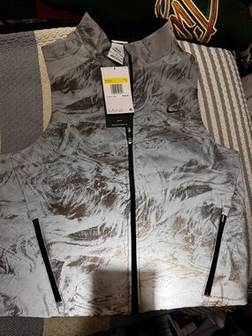 Nike women’s reflective running vest